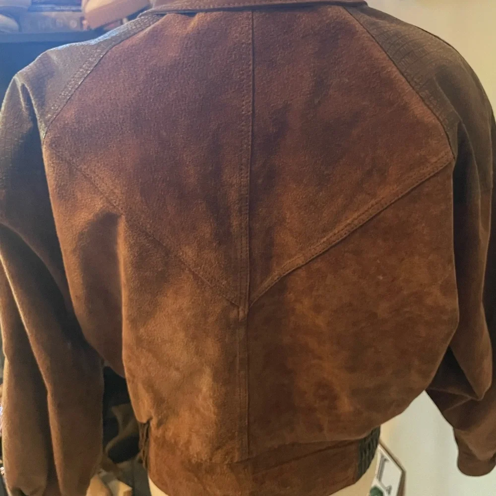 Bermans Woman’s Vintage Bomber Style Leather Jacket in great vintage condition - Picture 11 of 11